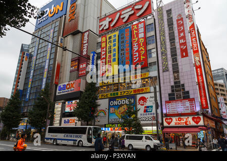 Les rues d'Akihabara avec les magasins et les piétons, un quartier commerçant pour les jeux vidéos, manga, anime, et biens d'ordinateur Banque D'Images