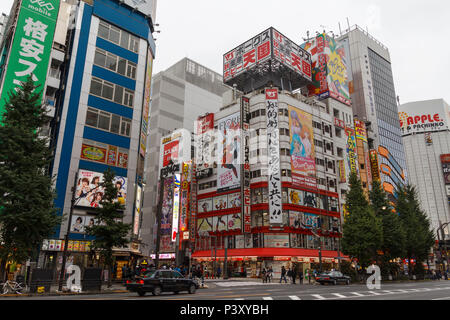 Les rues d'Akihabara avec les magasins et les piétons, un quartier commerçant pour les jeux vidéos, manga, anime, et biens d'ordinateur Banque D'Images