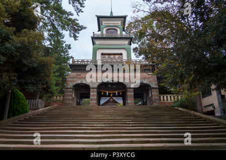 L'Oyama Jinja porte dans la ville de Kanazawa, conçu par un architecte néerlandais Banque D'Images