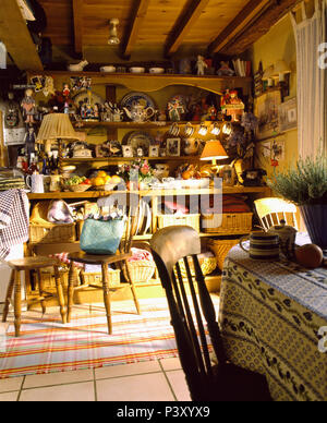 Grand buffet en pin encombré chalet avec poutres apparentes salle à manger avec des chaises en pin Banque D'Images