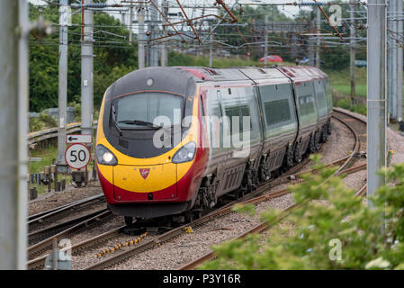 Pendolino Virgin West Coast Main Line Winwick. Banque D'Images