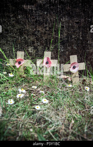 Une paisible cimetière au Royaume-Uni avec de petites croix de bois avec des coquelicots dans la mémoire des soldats qui sont morts pendant les guerres dans un cimetière au Royaume-Uni. Banque D'Images