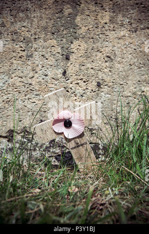 Une paisible cimetière au Royaume-Uni avec de petites croix de bois avec des coquelicots dans la mémoire des soldats qui sont morts pendant les guerres dans un cimetière au Royaume-Uni. Banque D'Images