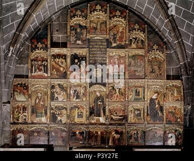 Retable DE SANTA CATALINA, SAN LORENZO Y SAN PRUDENCIO EN LA CAPILLA DE LOS CALVILLO - 1392 - TABLA - ESTILO GOTICO INTERNACIONAL. Auteur : Juan de Leví (fl. 1392-1404). Emplacement : CATEDRAL DE NUESTRA SEÑORA DE LA HUERTA, TARAZONA, SARAGOSSE SARAGOSSE, ESPAGNE. Banque D'Images