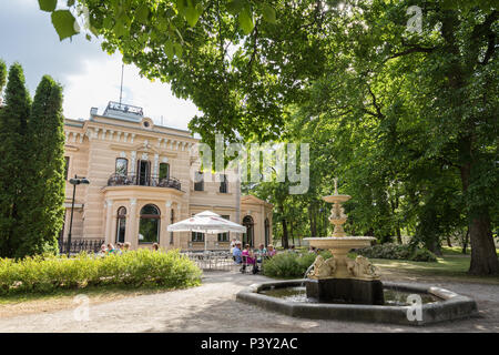 Le Palais Finlayson au Wilhelm von Nottbeck's Park à Tampere, Finlande sur une journée ensoleillée. Il a été construit en 1899 dans le style néo-Renaissance. Banque D'Images