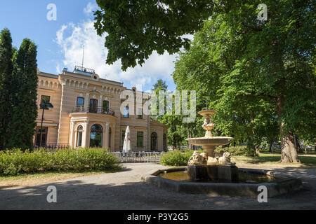 Le Palais Finlayson au Wilhelm von Nottbeck's Park à Tampere, Finlande sur une journée ensoleillée. Il a été construit en 1899 dans le style néo-Renaissance. Banque D'Images