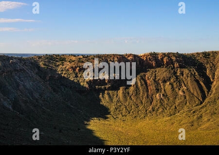 À la recherche vers le bas dans l'Arizona's Meteor Crater le long de la rive sud. Banque D'Images