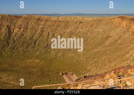 À la recherche vers le bas dans l'Arizona's Meteor Crater le long de la rive sud. Banque D'Images