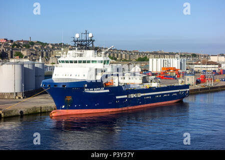 Solvik Fournisseur, remorqueur en mer et le bateau amarré au port d'Aberdeen, Aberdeenshire, Scotland, UK Banque D'Images