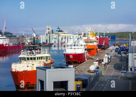 Les navires ancrés dans le port d'Aberdeen / port, Aberdeenshire, Scotland, UK Banque D'Images