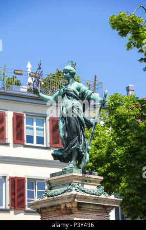 Lindau am Bodensee, Bavière, Allemagne - Sculpture d'une figure allégorique de la fontaine sur Reichsplatz Lindavia. Banque D'Images