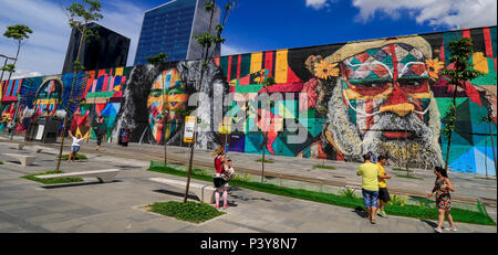 - Etnias Painel com 2,500 m2 foi feito pelo artista brasileiro Eduardo Kobra, faz parte das atrações Boulevard n'Olímpico no Rio de Janeiro. Banque D'Images