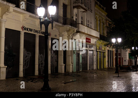 Calçadão da Rua XV de Novembro, aucun centre de Curitiba, movimentado bastante durante o article e dia à noite. Banque D'Images