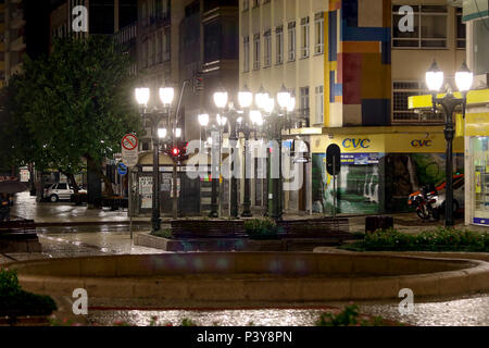 Calçadão da Rua XV de Novembro, aucun centre de Curitiba, movimentado bastante durante o article e dia à noite. Banque D'Images