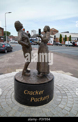 Cracker packers statue en dehors de United Biscuits biscuiterie carrs mcvities maintenant dans le marché Rhône-alpes Carlisle Cumbria England UK Banque D'Images