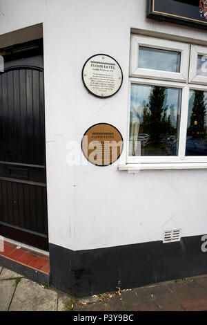 Menuisiers Arms pub plaques marquant la hauteur du niveau d'inondation à Carlisle en janvier 2005 et Desmond tempête décembre 2015 Cumbria England UK Banque D'Images