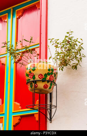 Pots de fleurs colorés colorés dans la ville pittoresque de Jardin en Colombie Banque D'Images