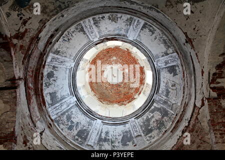 Le dôme d'une vieille église abandonnée vue depuis l'intérieur Banque D'Images