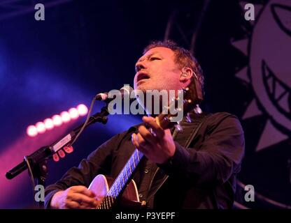 Chanteur Mark Chadwick avec bande folk britannique les niveleurs situés au 5 août 2017 festival de Wickham Banque D'Images