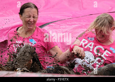 Femmes prenant part à un 'Mboueux 5k' fun run de l'aide de Cancer Research UK Banque D'Images