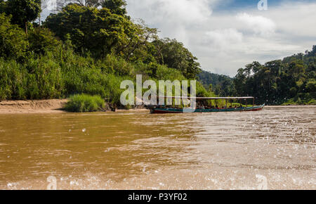 Un typique de l'Asie du sud-est bateau motorisé transportant les touristes sur la rivière Tembeling près de Taman Negara National Park, la Malaisie. Prises de... Banque D'Images