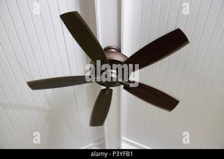 Un ventilateur au plafond électrique moderne sur une véranda pour aider à refroidir l'espace sur une chaude journée Banque D'Images