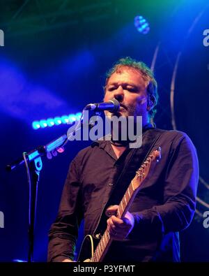 Chanteur Mark Chadwick avec bande folk britannique les niveleurs situés au 5 août 2017 festival de Wickham Banque D'Images