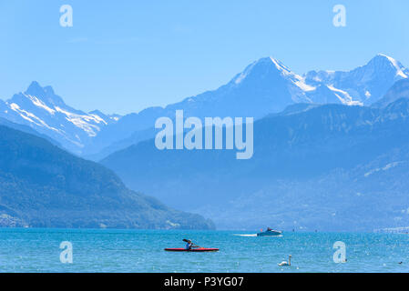 Lac de Thoune à Thuner avec beau panorama vue de paysage de montagnes, la Suisse Banque D'Images