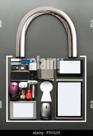 Vrious appareils, y compris les comprimés, souris d'ordinateur, les cartes USB en forme de cadenas sur le tableau arrière-plan Banque D'Images