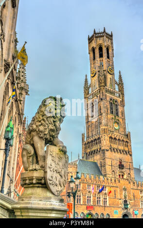 Statue de Lion et le beffroi de Bruges, un clocher médiéval en Belgique Banque D'Images