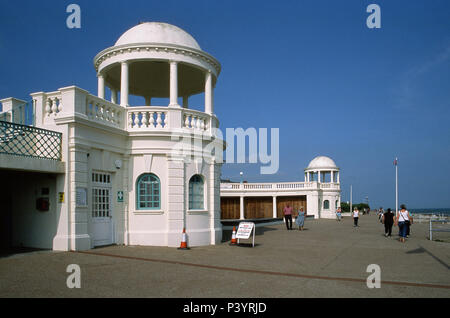 La promenade du front de mer à Bexhill-On-East Sussex, Royaume-Uni, avec des coupoles , près du Pavillon De La Warr Banque D'Images