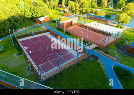 Moscou, Russie, le 27 mai 2018 : Vue de dessus d'un terrain de basket-ball et les gens dans le parc. La photographie aérienne. Banque D'Images