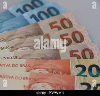 Dinheiro do Brasil, notas de Real, moeda brasileira. Banque D'Images
