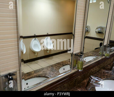 Coiffeuse avec lavabo encastré dans les toilettes Banque D'Images