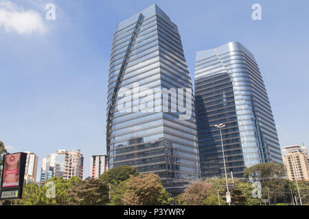 Na foto produzida nesta vendredi (26) vista da fachada do Empreendimento Tours de São Paulo localizado na Av. Juscelino Kubitschek, 1909, Vila Olímpia, São Paulo (SP). Banque D'Images