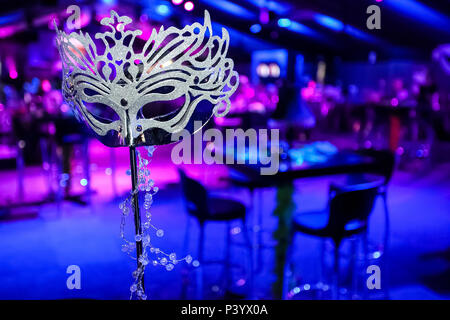 Le décor bleu violet rose et Masquerade Mask à l'événement d'entreprise ou d'un dîner de gala Banque D'Images