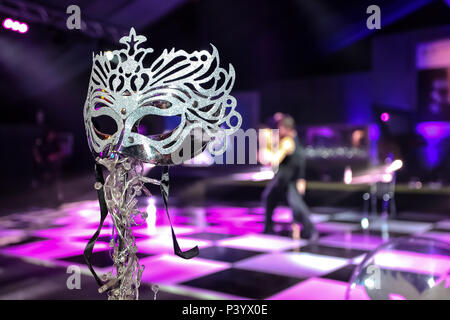 Le décor bleu violet rose et Masquerade Mask à l'événement d'entreprise ou d'un dîner de gala Banque D'Images