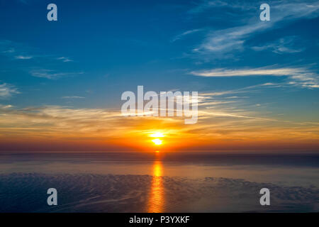 Le lever du soleil sur la mer adriac Banque D'Images