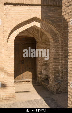 Porte en bois avec des ornements traditionnels asiatiques et des mosaïques. Les détails de l'architecture d'Asie centrale au moyen âge Banque D'Images