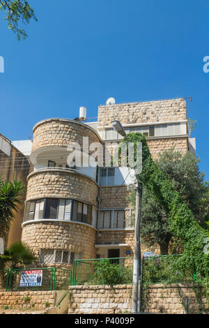 Haïfa, Israël - 09 juin 2018 : Les bâtiments avec un mélange de Bauhaus (international) et de styles arabe, dans le quartier Hadar HaCarmel, Haïfa, Israël Banque D'Images