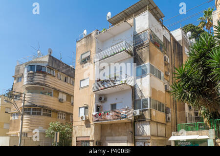 Haïfa, Israël - 09 juin 2018 : Les bâtiments avec un mélange de Bauhaus (international) et de styles arabe, dans le quartier Hadar HaCarmel, Haïfa, Israël Banque D'Images