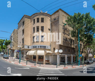 Haïfa, Israël - 09 juin 2018 : immeuble ancien, partiellement abandonné, dans quartier Hadar HaCarmel, Haïfa, Israël Banque D'Images