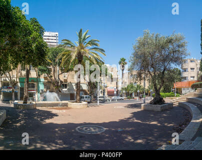 Haïfa, Israël - 09 juin 2018 : Le jardin de Binyamin, fontaine et Nordau street, avec les habitants de la ville, dans le quartier Hadar HaCarmel, Haïfa, Israël Banque D'Images