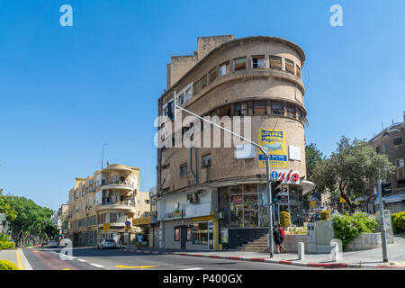 Haïfa, Israël - 09 juin 2018 : Les bâtiments avec un mélange de Bauhaus (international) et de styles arabe, avec les habitants, dans la région de Hadar HaCarmel, quartier Hai Banque D'Images