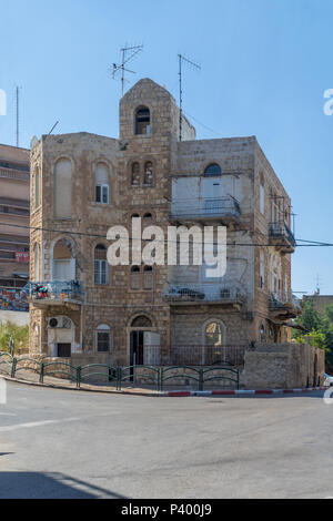 Haïfa, Israël - 09 juin 2018 : Les bâtiments avec un mélange de Bauhaus (international) et de styles arabe, avec les habitants, dans la région de Hadar HaCarmel, quartier Hai Banque D'Images