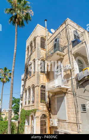 Haïfa, Israël - 09 juin 2018 : Les bâtiments avec un mélange de Bauhaus (international) et de styles arabe, avec les habitants, dans la région de Hadar HaCarmel, quartier Hai Banque D'Images