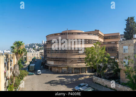 Haïfa, Israël - 09 juin 2018 : l'historique marché Talpiot, construite en style Bauhaus (international), dans le quartier Hadar HaCarmel, Haïfa, est Banque D'Images