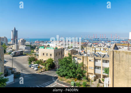 Haïfa, Israël - 09 juin 2018 : vue sur le centre-ville, et le port du quartier Hadar HaCarmel, Haïfa, Israël Banque D'Images