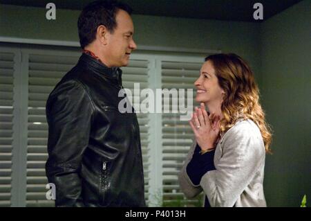 Titre original : LARRY CROWNE. Titre en anglais : LARRY CROWNE. Film Réalisateur : Tom Hanks. Année : 2011. Stars : Tom Hanks, Julia Roberts. Credit : PRODUCTIONS PLAYTONE/VENDOME PHOTOS / Album Banque D'Images