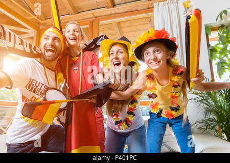 Toute la famille pour encourager l'équipe de football allemande devant plat Banque D'Images